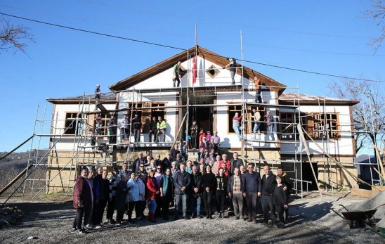 Tarihi okul önünde 90 yıl önceki fotoğrafı yeniden çektiler